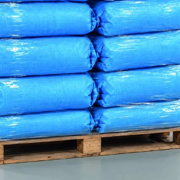 Zakken op een gefilmde pallet